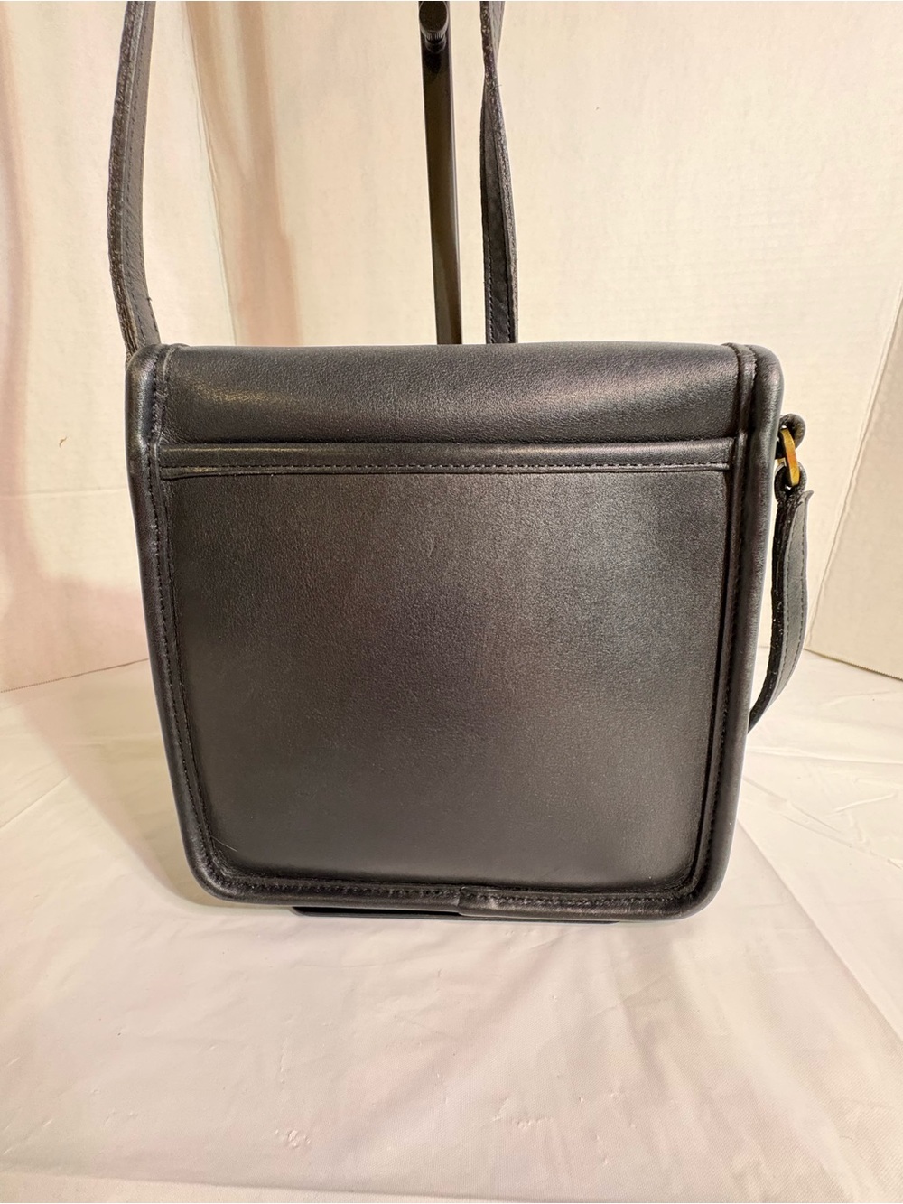 Vintage Classic Black Leather Crossbody Bag with Gold Turn-Lock - Picture 2 of 10